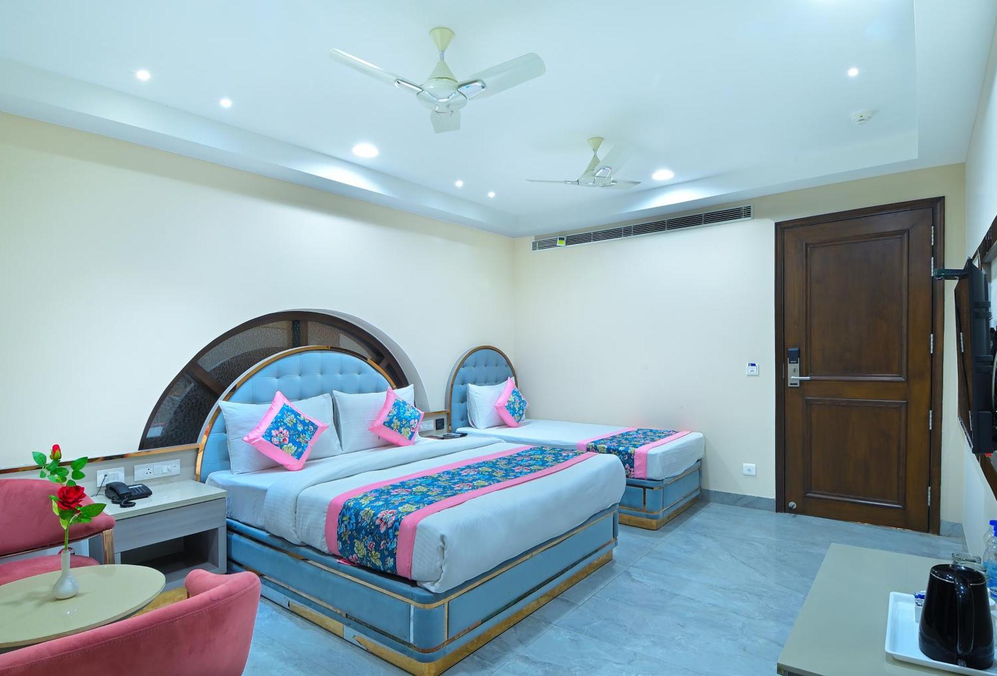 Hotel Sapphire House - 3 Mins Walk From Metro And 5 Mins From Rail Station Yeni Delhi Dış mekan fotoğraf