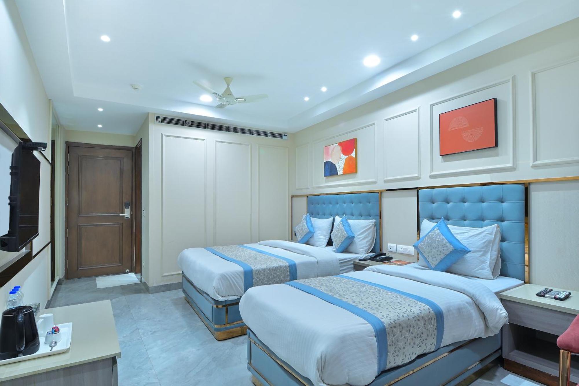 Hotel Sapphire House - 3 Mins Walk From Metro And 5 Mins From Rail Station Yeni Delhi Dış mekan fotoğraf