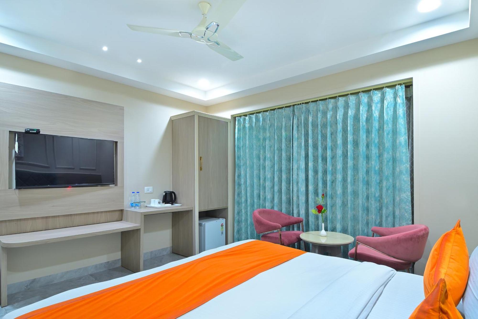 Hotel Sapphire House - 3 Mins Walk From Metro And 5 Mins From Rail Station Yeni Delhi Dış mekan fotoğraf