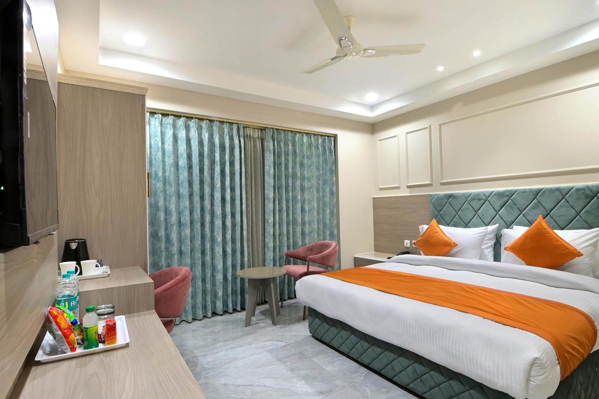 Hotel Sapphire House - 3 Mins Walk From Metro And 5 Mins From Rail Station Yeni Delhi Dış mekan fotoğraf
