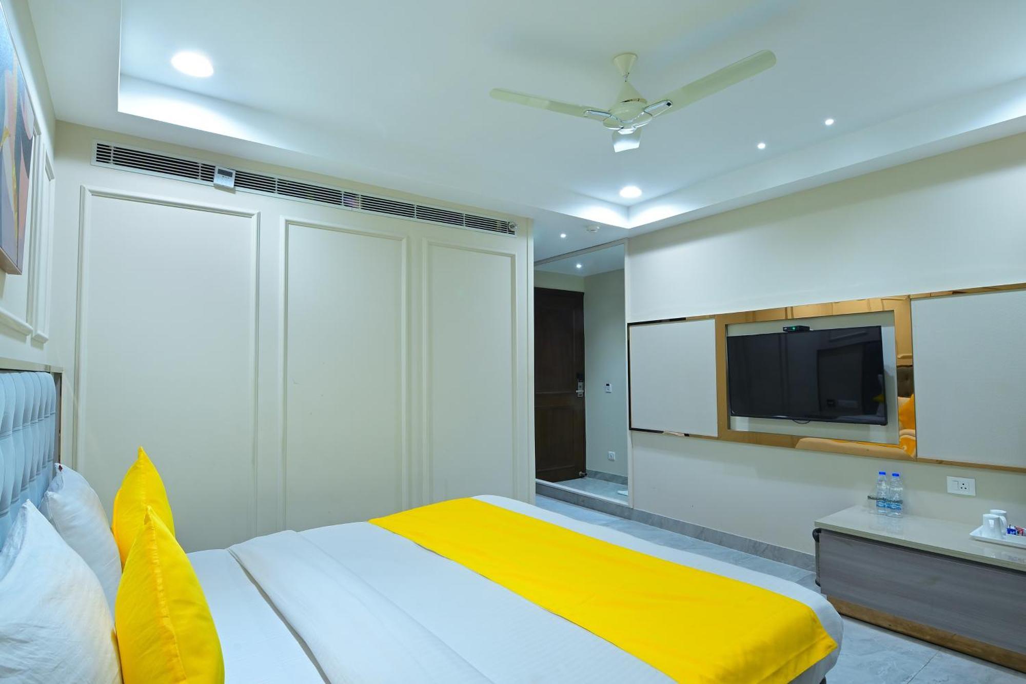 Hotel Sapphire House - 3 Mins Walk From Metro And 5 Mins From Rail Station Yeni Delhi Dış mekan fotoğraf