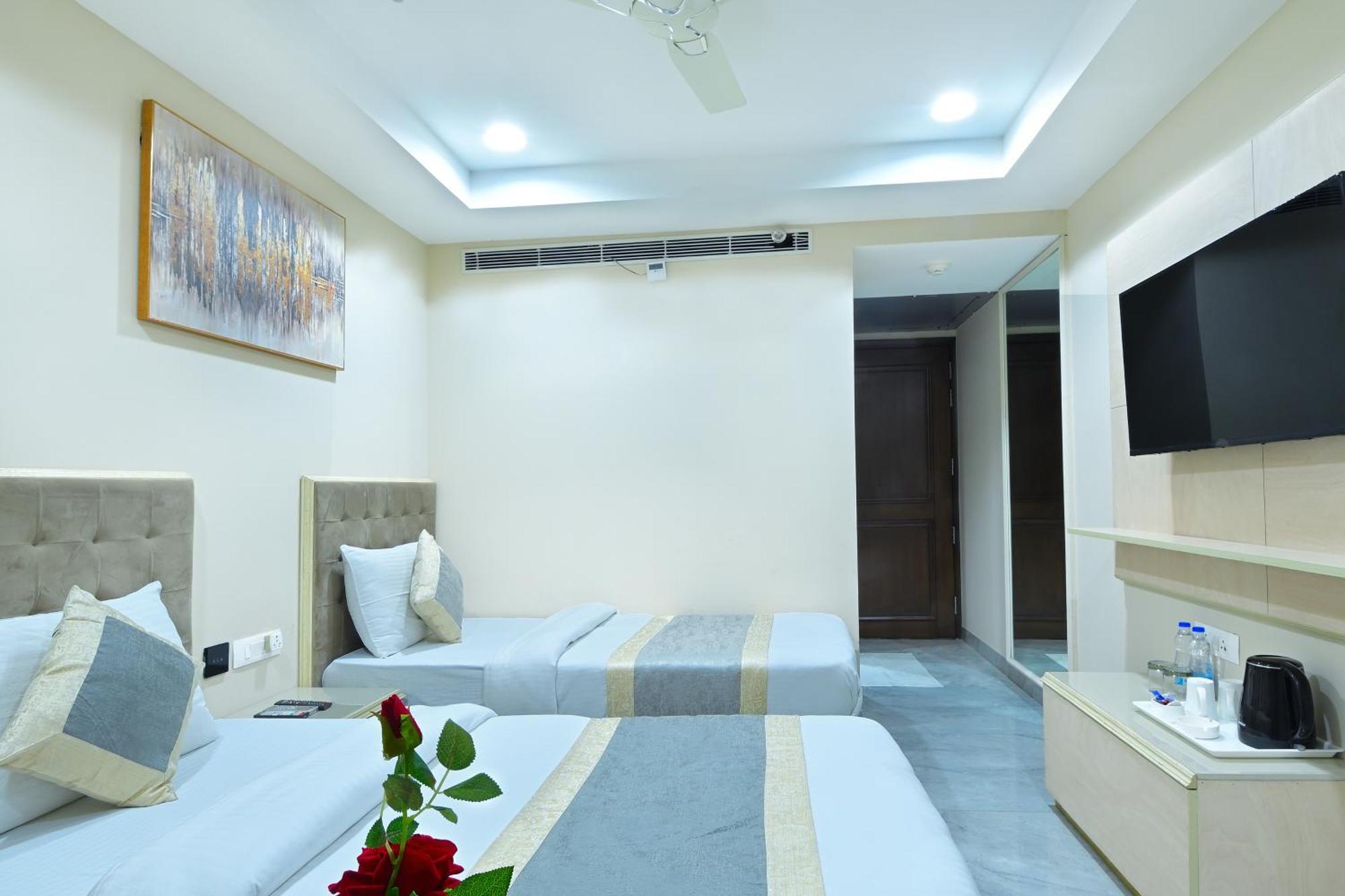 Hotel Sapphire House - 3 Mins Walk From Metro And 5 Mins From Rail Station Yeni Delhi Dış mekan fotoğraf